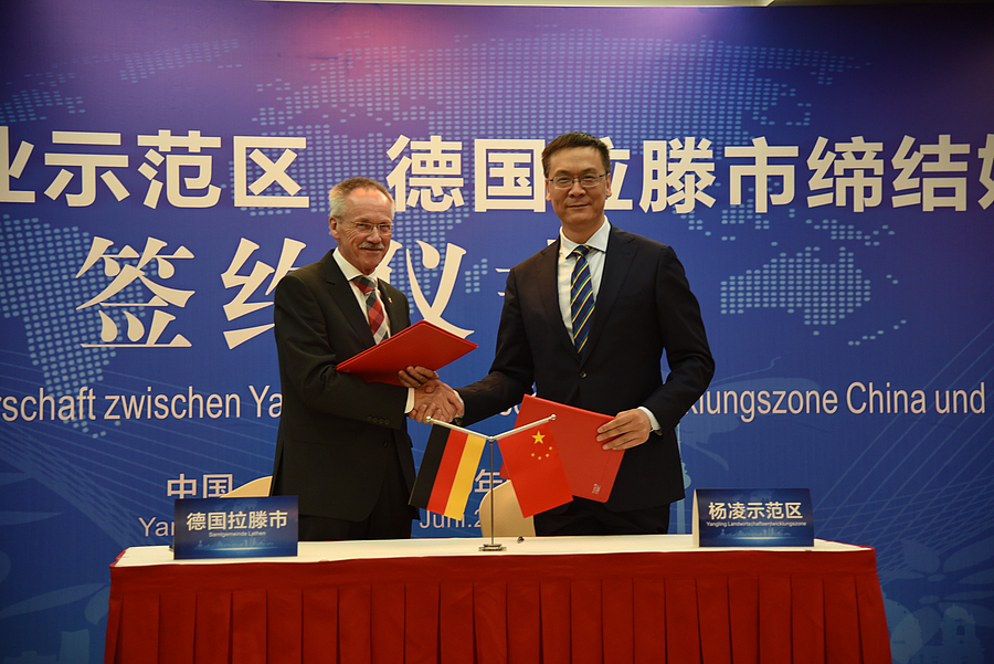 签约1.jpg 签约1.jpg